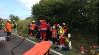 preview picture of video 'Schwerer Unfall bei Willershausen - Fahrer war im Auto eingeklemmt'