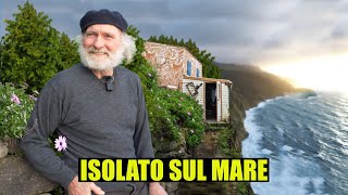 L'uomo che vive in un rifugio sull'oceano