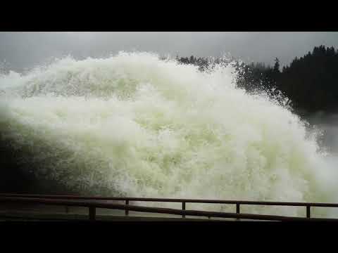 Zrzut wody z Jeziora Czorsztyńskiego - Niedzica