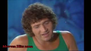 Mac Davis – Baby Don’t Get Hooked On Me (Music Video)