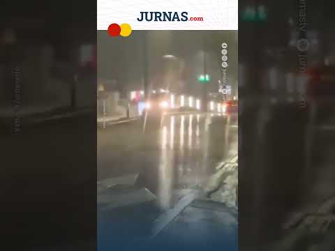 Momen Bola Raksasa Piala Dunia Jatuh dan Ganggu Lalu Lintas di San Salvado