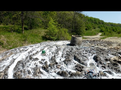 Izvorul (fântâna) cu slatină din POIANA SLATINEI (Lunca, Vânători-Neamț, Moldova, România)