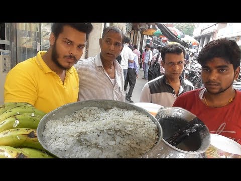 DOI CHIRE KOLA - Best Kolkata Rare Street Food in Rainy Season - Flattened Rice with Curd & Banana Video