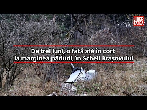 De trei luni, o fată stă în cort la marginea pădurii, în Șcheii Brașovului