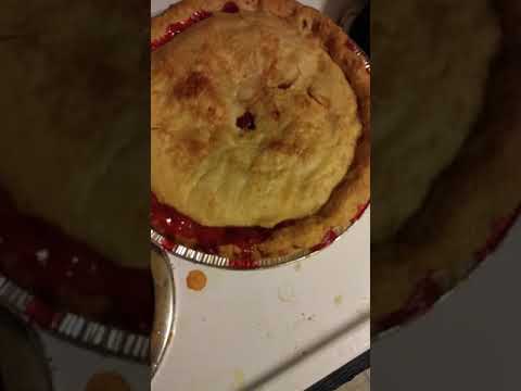 The Village Pie Maker Strawberry Rhubarb Pie Review