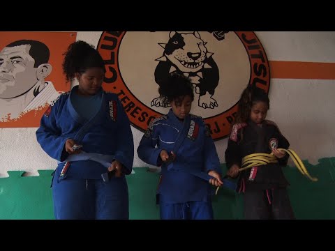 Teresópolis: meninas vendem doces para competir no mundial de jiu-jitsu