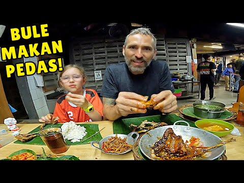 FOREIGNERS Try SUNDANESE INDONESIAN FOOD in BANDUNG 🇮🇩 | Alas Daun Restaurant