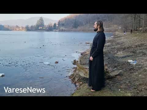 Il Battesimo Ortodosso nel lago ghiacciato a Ghirla