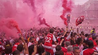 Aficionados del Arsenal llenan las calles de Londres en el desfile de la victoria