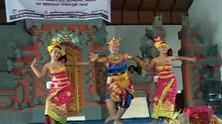 preview picture of video 'Wow...!!! pria ini menampilkan tarian tradisional Bali bersama rekan-rekannya'