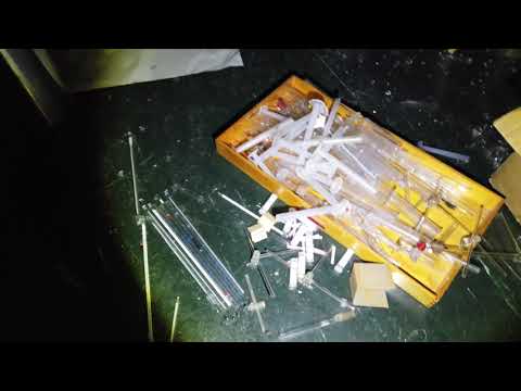 Sista besöket innan den spöklika giftbyggnaden rivs