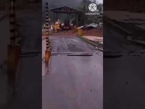 Deslisamento de terras derruba galpão secretaria de obras em Caxias do Sul #viral #enchente #shorts