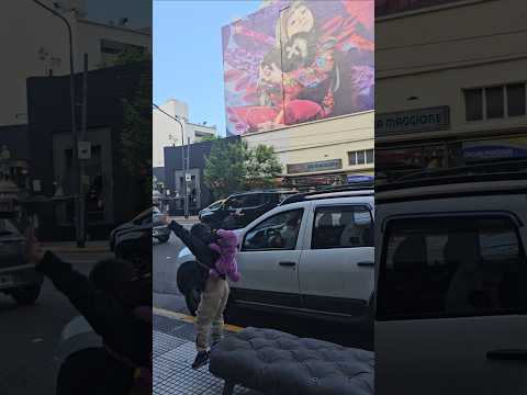 Gino saltando mural Av Callao y Av Córdoba paseo tránsito salida del dentista BuenosAires 5/11/25