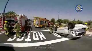 Los bomberos intervienen en un aparatoso accidente entre dos coches en la A-49