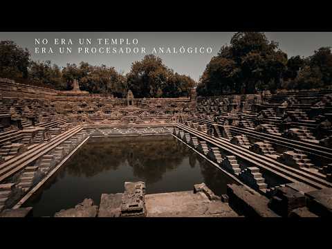 ACTO 1.): El Algoritmo del Agua. El descenso al pozo escalonado Surya Kund. Una estructura subterránea de 4 niveles y 52 escalones piramidales alternos que fragmentan la luz para registrar las semanas, complementado con 108 nichos que replican las constantes de la astronomía védica y la escala de distancia de nuestro sistema solar.