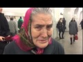 Бабушка поет в метро французские песни 