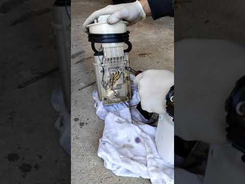 Removing and installing the fuel pump