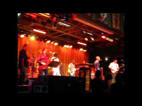 Sisaundra Lewis performing Ain't Nobody with Billy Lee and Shauna Solomon