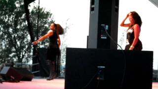 En Vogue Ends Show: &quot;Who&#39;s Loving You&quot; by Michael Jackson Cover @ Festival Of The Lakes 2010!