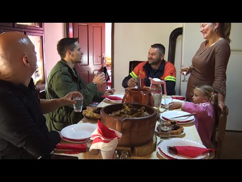 EVO KAKO ŽIVI JEDNA SREĆNA PORODICA NA SELU