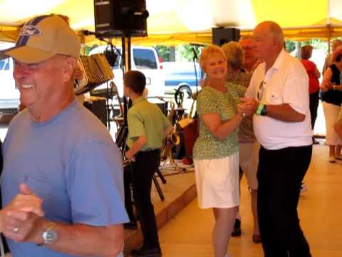 Under the Tree -  Leon Olsen Show