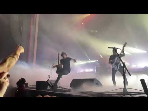 Joe Duplantier falls