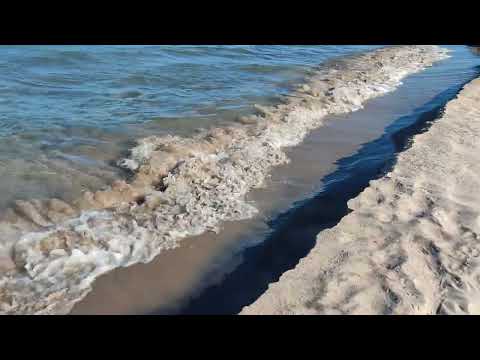 Waves beating the beach, Georgian Bay, June 27th, 2022. Lained peksavad randa, Georgian Bay.