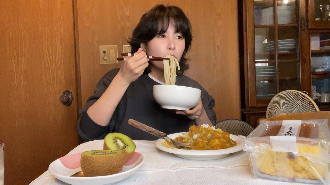 「もう全部たべちゃえ！」冷蔵庫の残り物を詰め込んだ、朝食