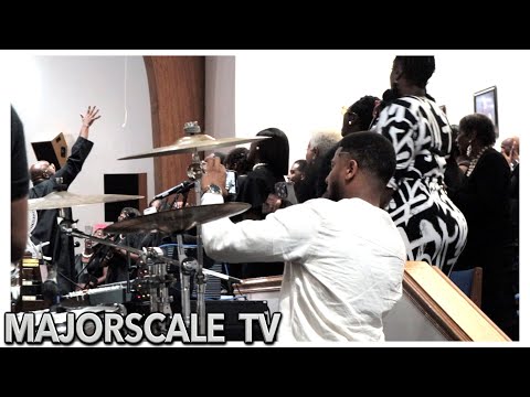 Foot Stomping & Hand Clapping + Praise Break  ....Sing Tish P. Butch Woodie On Organ!! #praisebreak