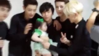 [Video] 140607 EXO-K Taking Picture with a Baby at Dream Concert 2014 Backstage