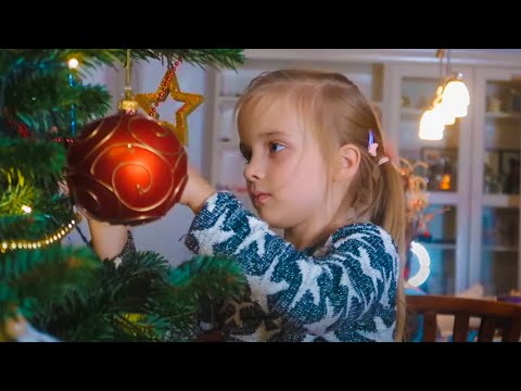 Paulina (6 Jahre) schmückt den Weihnachtsbaum