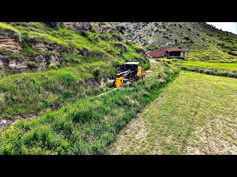 How does the Deere 670 Grader loosen green turf? #grader #johndeere