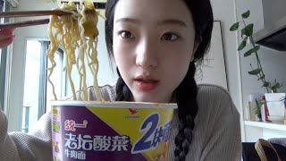 먹방 수다🍜 먹고 있거나 책 읽고 있을 때가 제일 나 같아