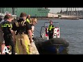 Speedbootje met acht mensen aan boord zinkt bij Oosterdok
