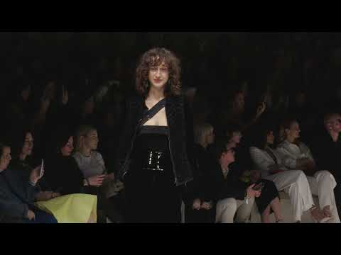 Desfile feminino Emporio Armani outono inverno 2023-24