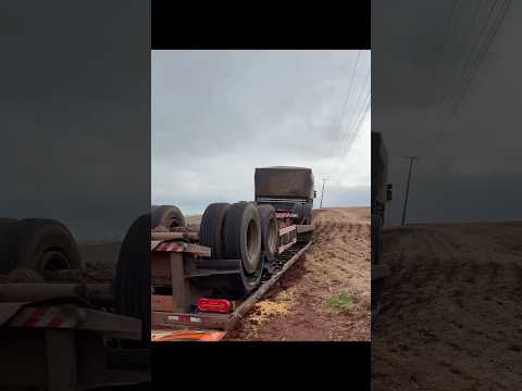 Carreta com carga de soja tomba na PR 082 entre Lunardelli e São João do Ivaí