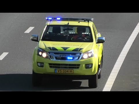 Hulpdiensten met Spoed onderweg naar een ongeval op de A7 Noordbeemster