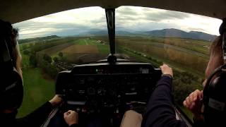 preview picture of video 'Yverdon aérodrome LSGY - décollage et atterrissage sur la piste en herbe 23'