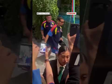 L'ambiance de dingue des supporters colombiens devant l'hôtel des joueurs ! #CoupeduMonde