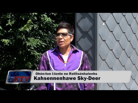 Ohén:ton I:iente ne Ratitsénhaienhs Kahsennenhawe Sky-Deer with Minister Ian Lafrenière