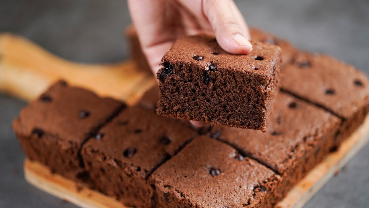 CHOCOLATE CHIPS SPONGE CAKE RECIPE | SOFT & FLUFFY CHOCOLATE SPONGE CAKE | WITHOUT OVEN