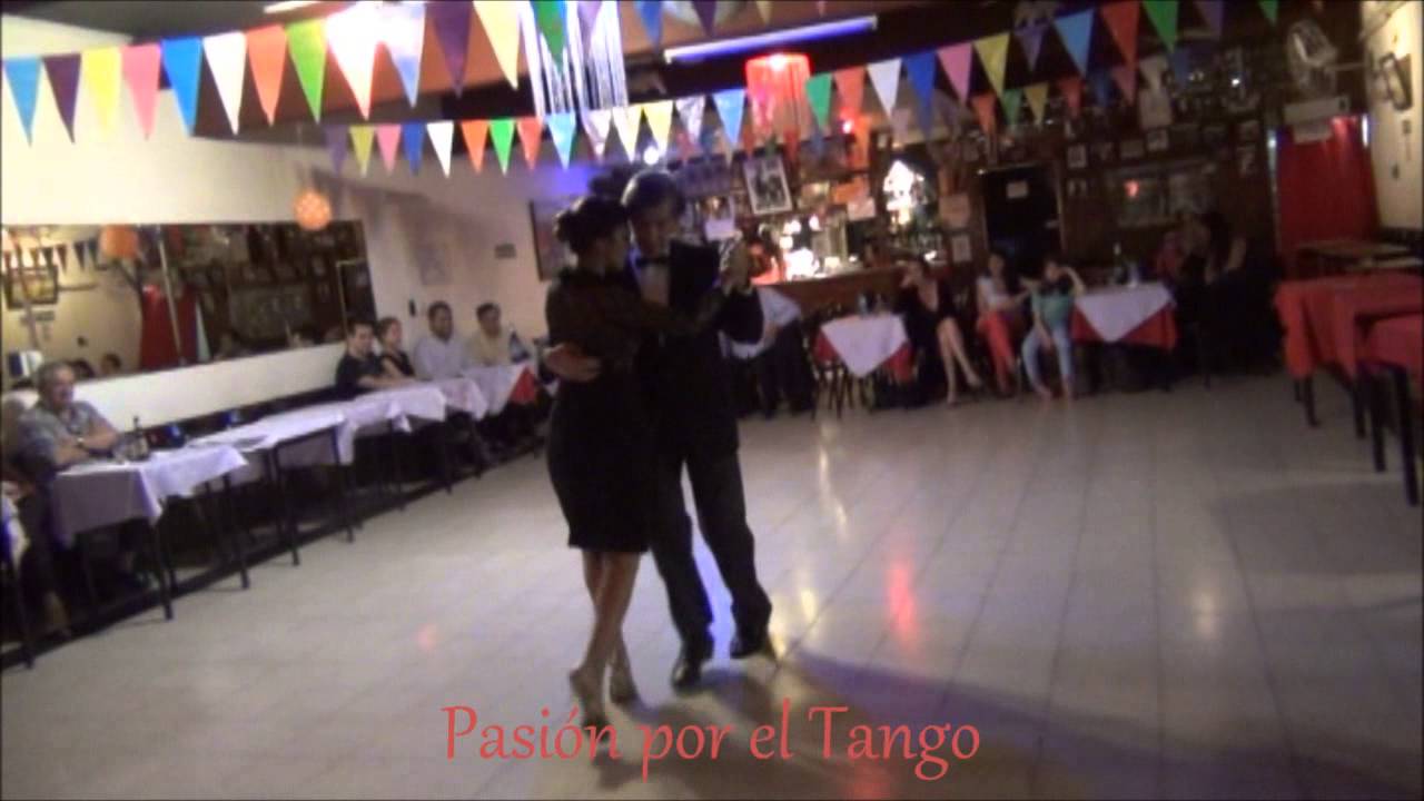 ARA y FRANCISCO SANTAPA Bailando el Tango LA YUMBA en la Milonga  CHE PAPUSA