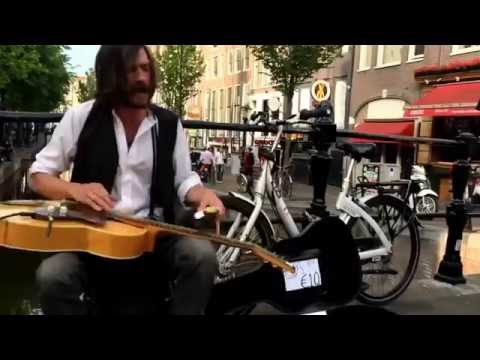 Уличный музыкант режет блюз на слайд-гитаре!
