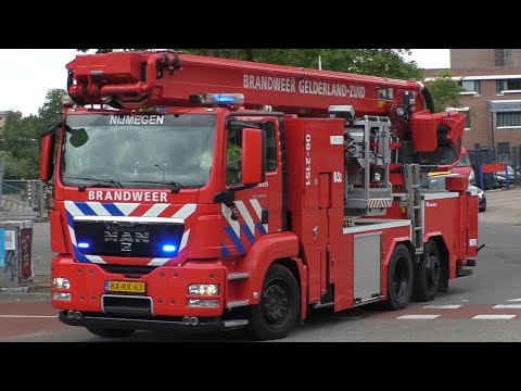 Brandweer Nijmegen-Centrum met spoed naar een Persoon Te Water aan de Waalkade in Nijmegen