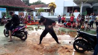 preview picture of video 'Atraksi di tarik motor Padepokan berkah al rabbani Kuningan Jawa Barat'