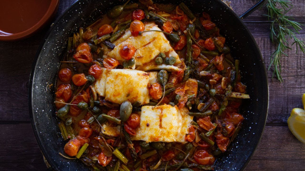 Ovenbaked cod fish with asparagus and cherry tomatoes
