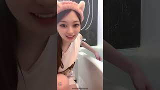 【TikTok】胸元ぱっくり お風呂を洗うと自然に無防備になるおっぱい