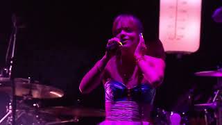 Lily Allen - Close Your Eyes (Live At Orange Warsaw Festival 2014) (VIDEO)