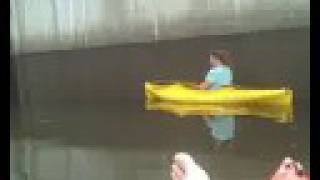 preview picture of video 'Kayaks down Lock 5 on the Hudson'