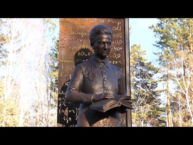 В Ангарске открыли памятник почетному гражданину Валентине Васильевой